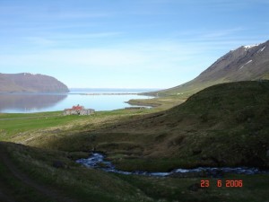 Séð út Önundarfjörðinn. Þurrkhjallar Klofnings ehf þar sem þurrkaðir eru hausar og skreið og Flateyri í baksýn.